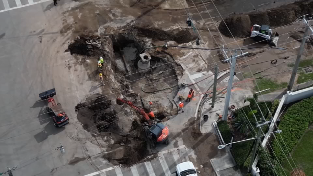Massive sinkhole opens up at Florida intersection - WFTV