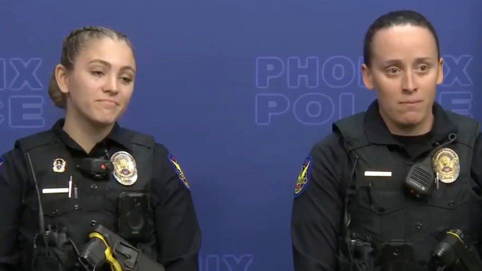 Video Police Officers Rescue Driver From Burning Car Kiro 7 News Seattle