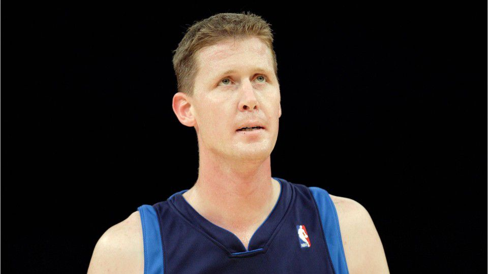 Former Dallas Mavericks center Shawn Bradley paralyzed after car hit