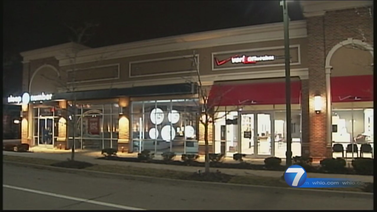 Watch Police Seek Armed Robbers Who Hit Verizon Store At The Greene Whio Tv 7 And Whio Radio Watch Police Seek Armed Robbers Who Hit Verizon Store At The Greene Whio Tv 7 And Whio Radio