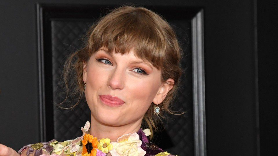Taylor Swift releases first rerecorded album 'Fearless ...