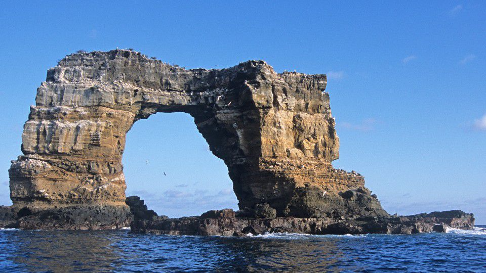 Top of Darwin’s Arch, iconic landmark in Galapagos Islands, collapses