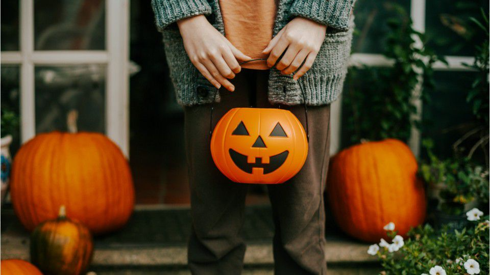 Halloween At A Distance Man Creates Candy Chute For Trick Or Treat See Other Designs To Start On Now Kiro 7 News Seattle