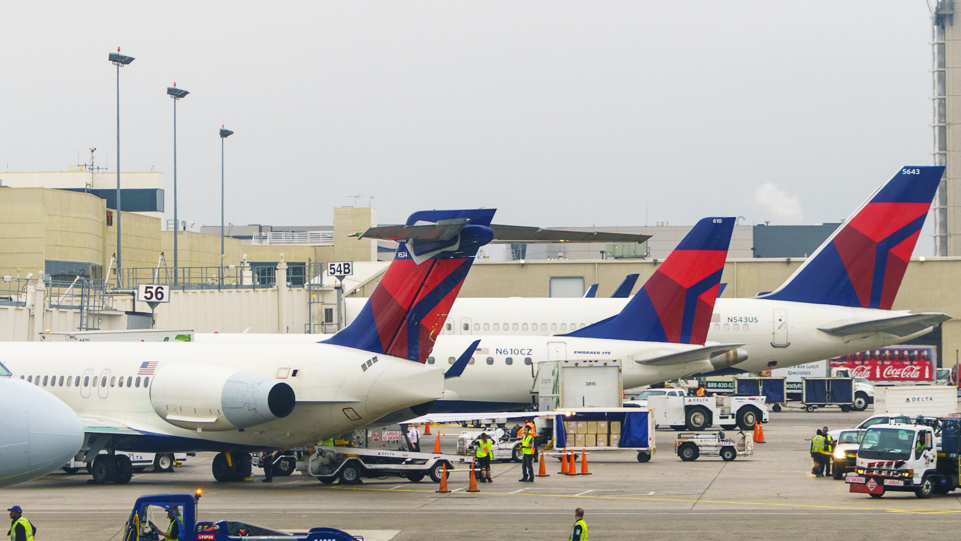 Passengers start fight during delayed Delta flight in New York WPXI