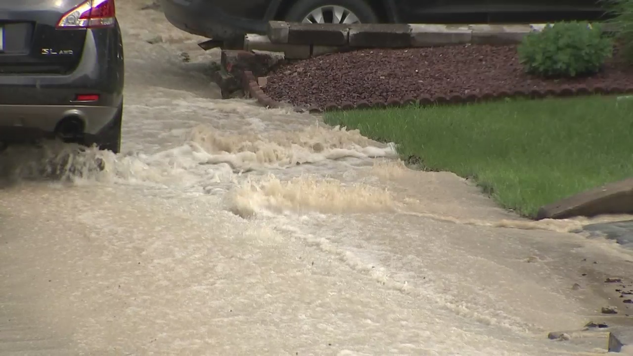 Massive water main break floods street, several houses WPXI