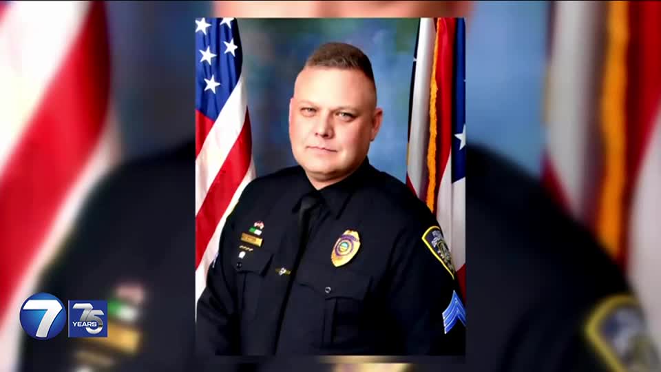 Ex-police lieutenant avoids jail time after pointing gun at people