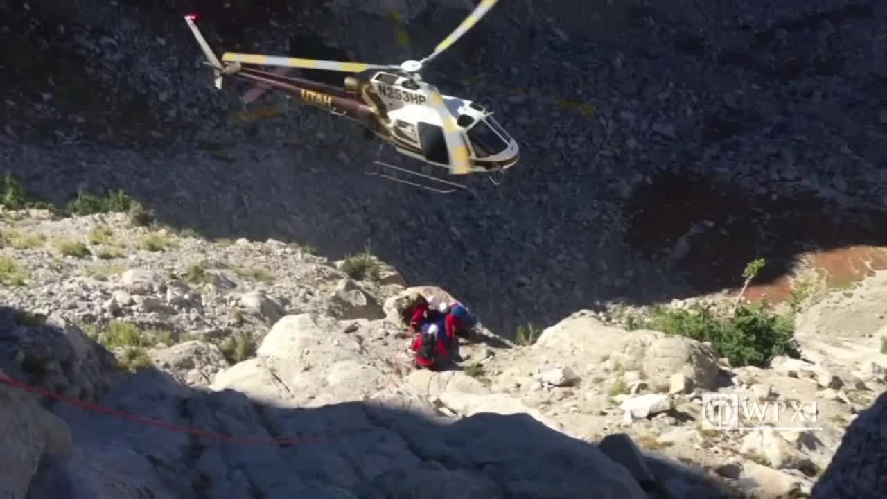 Rescue helicopter hits safety rope, nearly crashes into mountain – WPXI