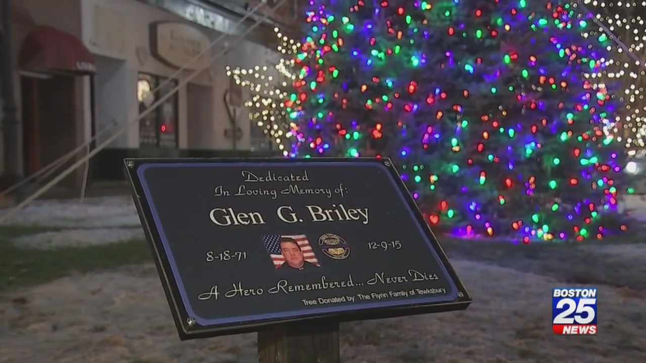 Everett tree lighting comes with special dedication to fallen officer