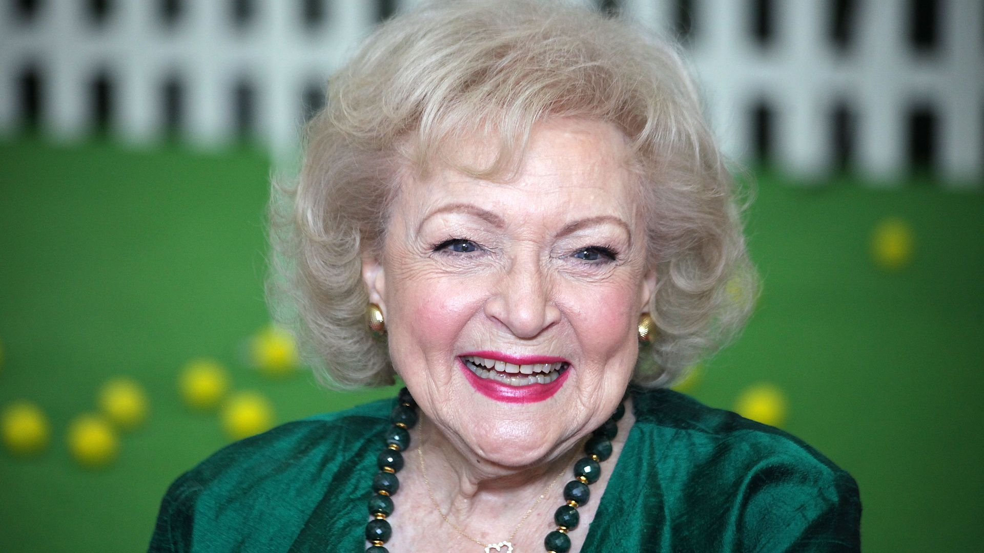 Betty White death: Snickers commercial introduced star to new generation –  KIRO 7 News Seattle