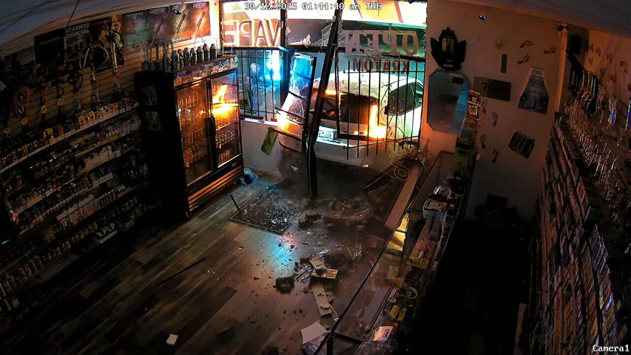 VIDEO: SUV crashes into Fort Mill vape shop; burglars rush in  WSOC TV